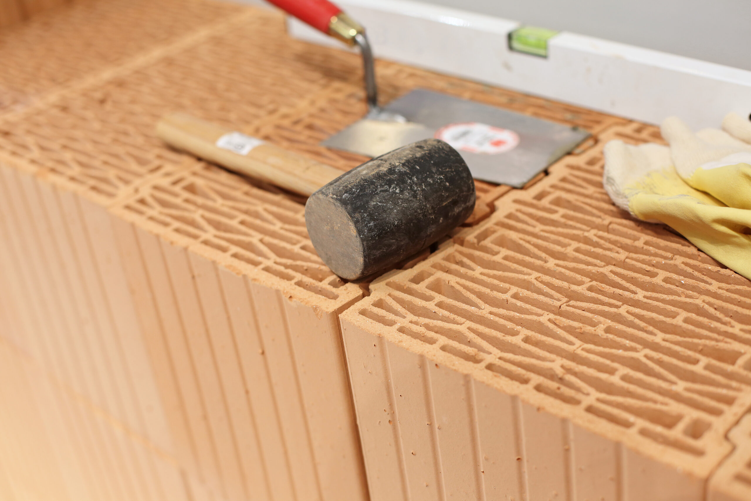 Gummihammer auf Lochziegel
